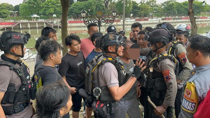 Polisi mengamankan pelaku pelecehan seks, H (53), di Taman Bendungan Tirtonadi, Kota Solo, Selasa (21/4/2026).