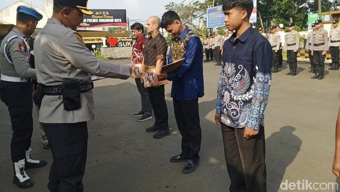 Polisi saat memberikan penghargaan kepada warga Sukabumi
