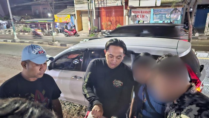 Polisi saat mengamankan pelaku pengeroyokan di Gresik