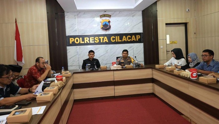 Polresta Cilacap dan Pemkab Cilacap menandatangi MoU terkait perlindungan perempuan dan anak.