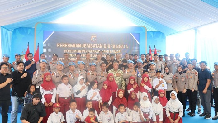 Polri menyerahkan rumah subsidi untuk Pegawai Negeri Pada Polri (PNPP) di Kolaka, Sulawesi Tenggara (Sultra). (Dok. Istimewa)