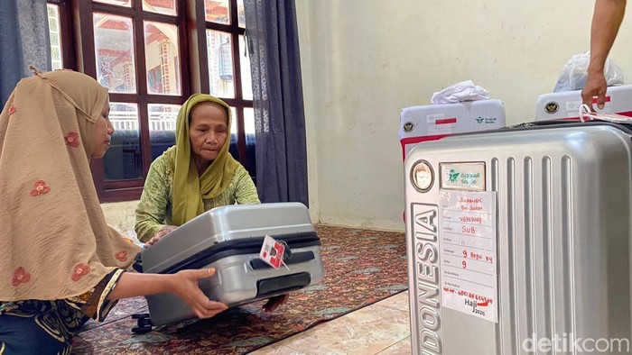 Poniti mempersiapkan bekal untuk berangkat haji
