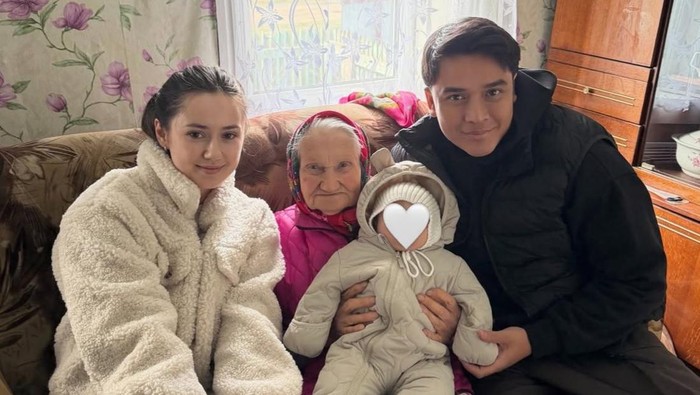 Potret Billy Syahputra dan Vika Kolesnaya Bawa Anak Bertemu Sang Buyut di Belarusia