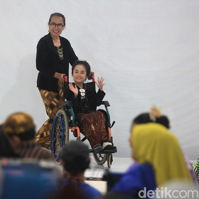 Potret Siswa Disabilitas Peringati Hari Kartini dengan Unjuk Bakat Seni