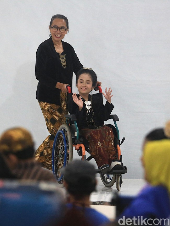 Potret Siswa Disabilitas Peringati Hari Kartini dengan Unjuk Bakat Seni