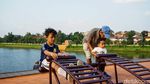 Potret Warga Manfaatkan Waduk Brigif untuk Olahraga hingga Rekreasi