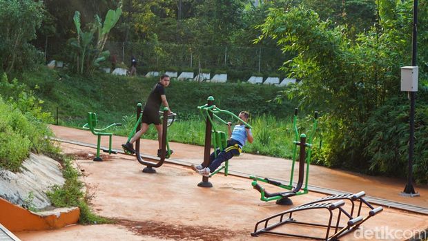 Waduk Brigif dimanfaatkan warga sebagai ruang terbuka. Selain pengendali air, kawasan ini menjadi tempat aktivitas dan interaksi sosial.