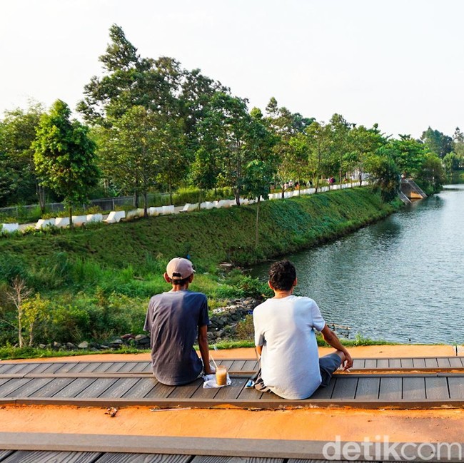 Potret Warga Manfaatkan Waduk Brigif untuk Olahraga hingga Rekreasi