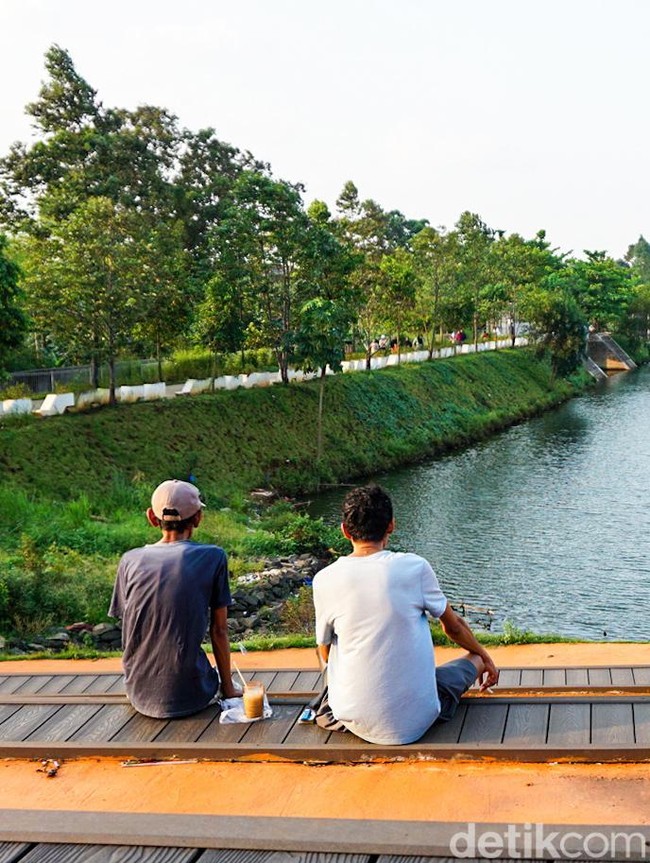 Potret Warga Manfaatkan Waduk Brigif untuk Olahraga hingga Rekreasi