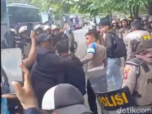 Diduga Provokator, Pria Bawa Flare-Bom Asap Ditangkap Massa Demo Kaltim