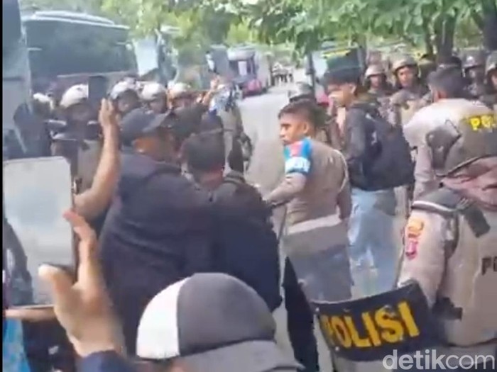 Pria diduga provokator ditangkap massa, bawa flare hingga bom asap di aksi 21 April Kaltim.