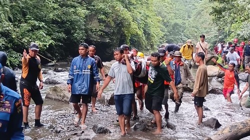 Proses evakuasi jenazah warga yang terseret arus di Air Terjun Tiu Bombong, Desa Pendua, Kecamatan Kayangan, Lombok Utara, NTB, Selasa (21/4/2026). (Foto: Dok. SAR Mataram)