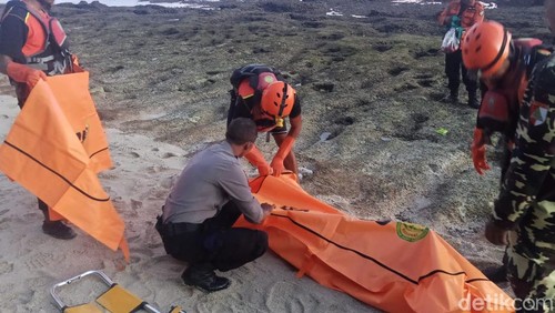 Proses evakuasi pria asal Jawa Barat, GFS, yang ditemukan di Pantai Gau, Pecatu, Kuta Selatan, Badung, Minggu (19/4/2026).