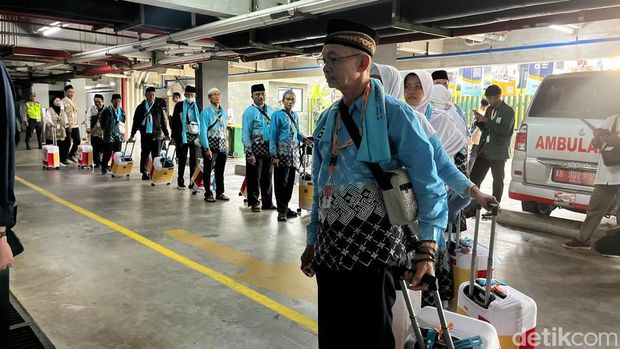 Ratusan calon jemaah haji (calhaj) kloter pertama tiba di Embarkasi Yogyakarta, Selasa (21/4/2026)