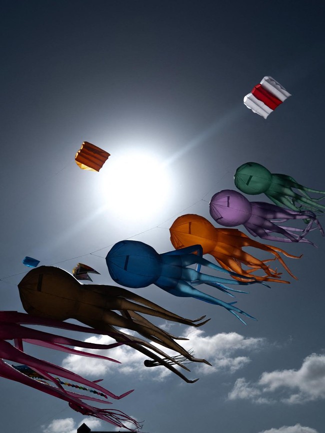 Ratusan Layang-layang Penuhi Langit Festival Internasional di Prancis