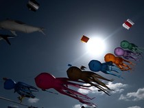 Ratusan Layang-layang Penuhi Langit Festival Internasional di Prancis