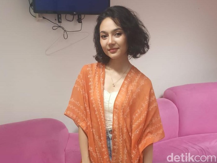 Rina Nose usai operasi hidung.