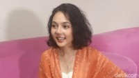 Aktris serba bisa itu mengalami hal tersebut selama 5 hari pada minggu pertama usai operasi. Aku sempat juga sempat... ngapain sih? Kenapa sih kemarin? Tapi itu tuh karena aku melihat-melihat awalnya kan padahal masih di sini (masih) bengkak, nah cuman karena gak ada memar jadi aku pikir itu udah bentuknya, ternyata belum, tuturnya. Foto: Muhammad Aditya Dzaky Reinaldi/detikcom