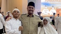 Rizki foto bersama dengan Bupati Batu Bara, H Baharuddin Siagian. Bismillah ya Allah, mudahkan dan lancarkan dri proses persiapan sampai menjalankan ibadah Haji nantinya ya Allah aamiin ya Allah, tulis Rizki DA dalam unggahannya. Foto: Instagram @da2_rizki123