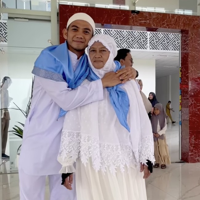Rizki DA Pergi Haji Dampingi Ibu Gantikan Almarhum Ayah
