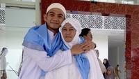 Rizki DA membagikan momen pemberangkatan jemaah haji di Kabupaten Batu Bara. Rizki DA berangkat bersama ibunda. Foto: Instagram @da2_rizki123