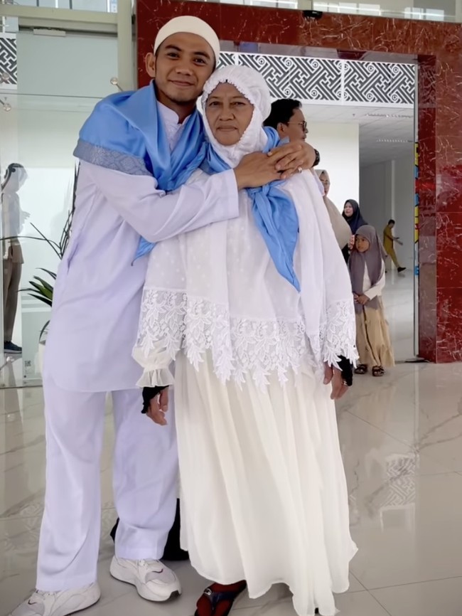 Rizki DA Pergi Haji Dampingi Ibu Gantikan Almarhum Ayah