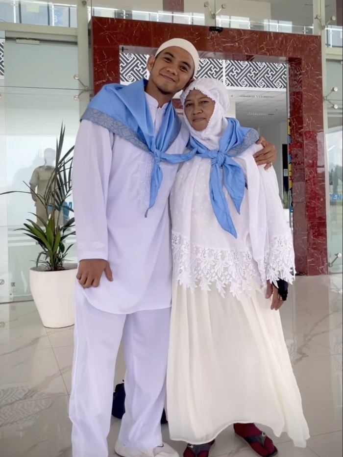 Rizki DA berangkat naik haji.
