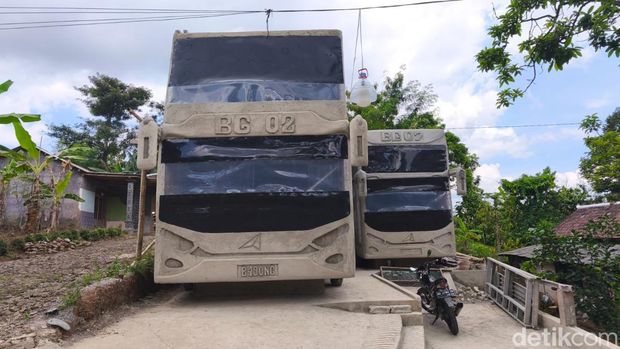 Rumah berbentuk bus di Desa Kopen, Kecamatan Jatipurno, Kabupaten Wonogiri, Selasa (21/4/2026).