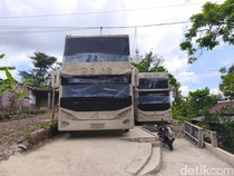 Pemilik Desain Sendiri Rumah Bus Double Decker Berbekal Miniatur