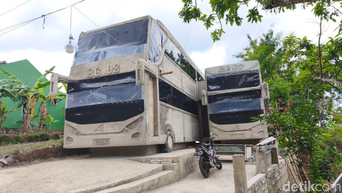 Rumah di Dukuh Tandan Desa Kopen, Jatipurno, Wonogiri, jadi viral karena desainnya menyerupai bus double decker. Begini kisahnya..