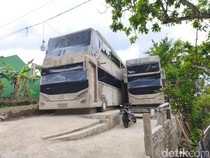 Cuma Ada di Wonogiri! Fasad Rumah Bentuk Bus Double Decker dari Semen