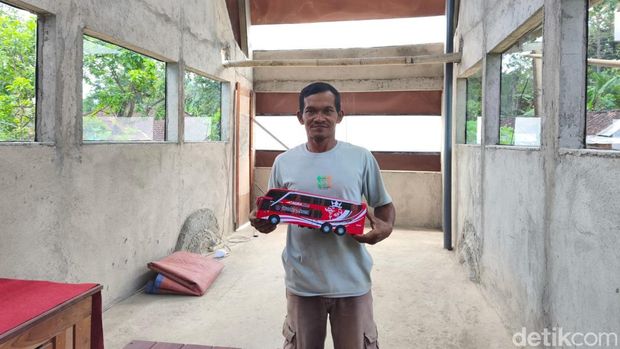 Rumah berbentuk bus double decker milik Supardi di Desa Kopen, Jatipurno, Wonogiri, Selasa (21/4/2026).