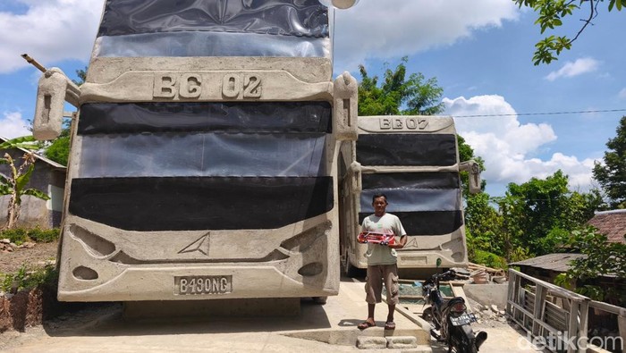 Pemilik rumah berdesain mirip dua bus double decker di Desa Kopen, Jatipurno, Wonogiri, akan minta izin ke PO Agramas sebelum mengecat persis logonya.