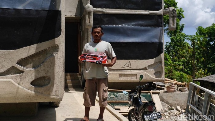 Rumah berbentuk bus double decker milik Supardi di Desa Kopen, Jatipurno, Wonogiri, Selasa (21/4/2026).