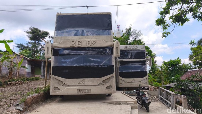 Rumah berbentuk bus double decker milik Supardi di Desa Kopen, Jatipurno, Wonogiri, Selasa (21/4/2026).