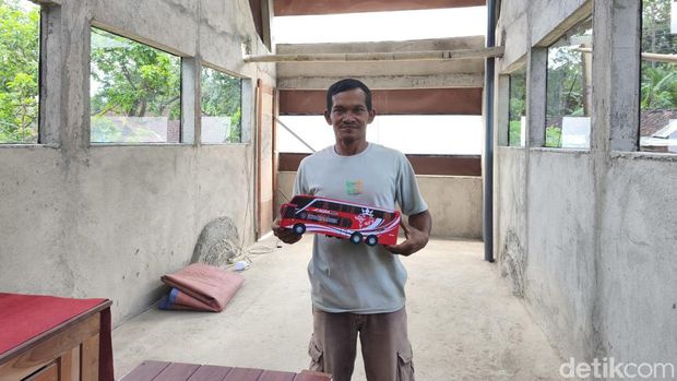 Penampakan bagian dalam rumah mirip bus di Wonogiri