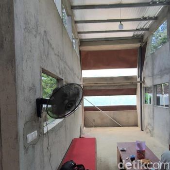 Penampakan bagian dalam rumah mirip bus di Wonogiri