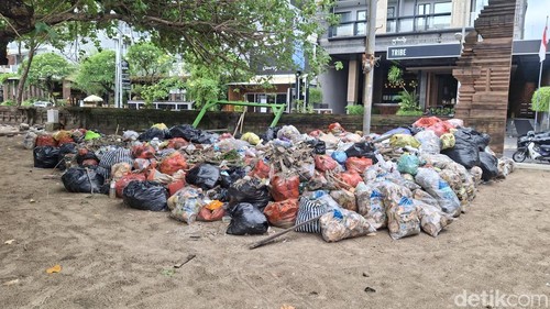 Sampah menumpuk di Pantai Kuta tepatnya di depan Hotel Tribe, Kuta, Badung pada Selasa (21/4/2026). (Fabiola Dianira)