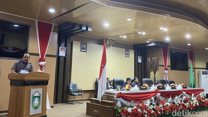 Anggota DPRD Parepare, Sappe saat membacakan rekomendasi LKPJ wali kota, Selasa (21/4/2026).