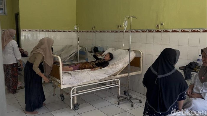 Sejumlah siswa SD di Kragan dirawat usai mengalami keracunan MBG, Selasa (21/4/2026).