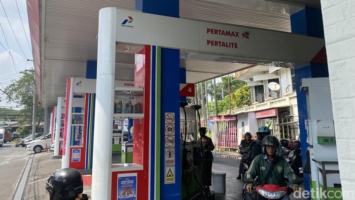 Semangat Kartini pegawai SPBU Kayoon Surabaya kenakan kebaya
