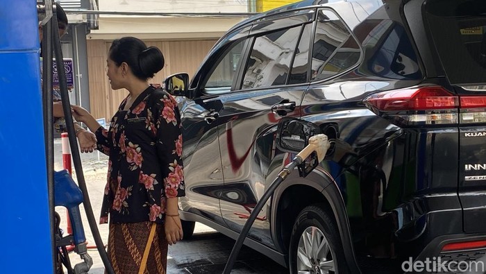 Semangat Kartini pegawai SPBU Kayoon Surabaya kenakan kebaya