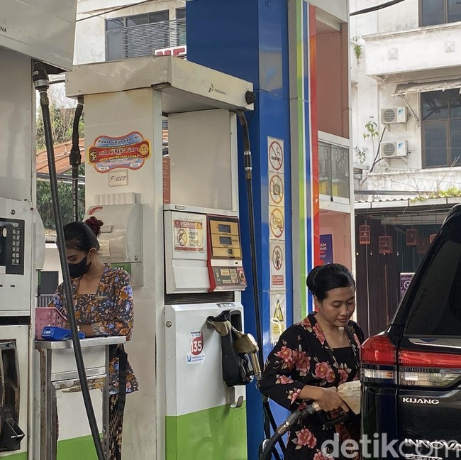 Mengenakan Kebaya Cara Unik SPBU di Surabaya Peringati Hari Kartini