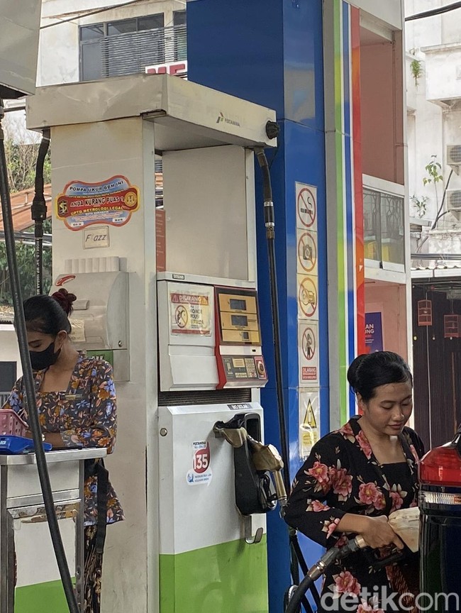 Mengenakan Kebaya Cara Unik SPBU di Surabaya Peringati Hari Kartini