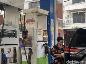 Mengenakan Kebaya Cara Unik SPBU di Surabaya Peringati Hari Kartini