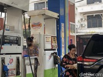 Mengenakan Kebaya Cara Unik SPBU di Surabaya Peringati Hari Kartini