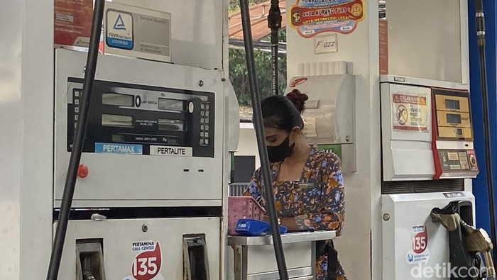 Semangat Kartini pegawai SPBU Kayoon Surabaya kenakan kebaya