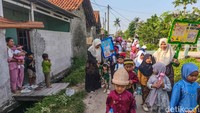 Para guru turut mendampingi kegiatan tersebut dengan memberikan penjelasan sederhana mengenai asal-usul dan makna dari setiap pakaian adat.