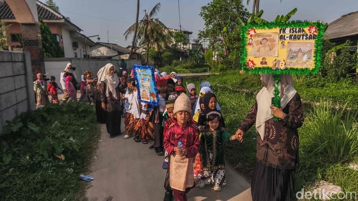 Suasana semarak peringatan Hari Kartini terasa di TK Al Kautsar, Babelan, Kabupaten Bekasi, Jawa Barat, Selasa (21/4/2026). Sejumlah anak tampil percaya diri mengenakan beragam baju adat dari berbagai daerah saat mengikuti kegiatan pawai dan pembelajaran tematik di lingkungan sekolah.