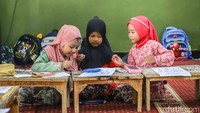 Tidak hanya pawai, kegiatan belajar di dalam kelas juga dikemas secara tematik dengan mengangkat nilai-nilai perjuangan Raden Ajeng Kartini. Anak-anak diperkenalkan pada semangat belajar, keberanian, dan kemandirian melalui diskusi ringan yang disesuaikan dengan usia mereka.